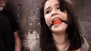 Asyalı bir kişi elleri ve ayakları bağlı bir şekilde askıya alınmış oyuncak gibi sergileniyor.